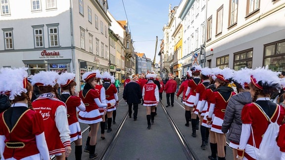 Die Tanzgarden beim Start des Erfuter Karnevals mit einem Mini-Umzug von ca. 2000 Erfurter Karnevalisten vom Hotel Radisson Blu über den Anger zum Fischmarkt vors Rathaus. 