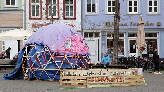 Erfurt, Fischmarkt, vor dem historischen Rathaus campieren Umweltaktivisten rund um die Uhr in Zelten, um so in der Landeshauptstadt mehr Klimaschutz einzufordern