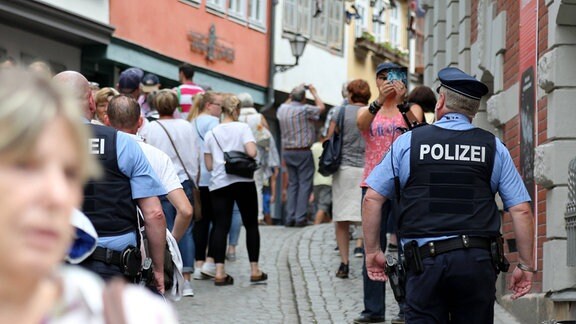 Polizisten laufen über die Erfurter Krämerbrücke.