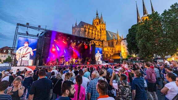 Krämerbrückenfest 2022 in Erfurt. Menschenmassen auf dem Domplatz vor der Hauptbühne.