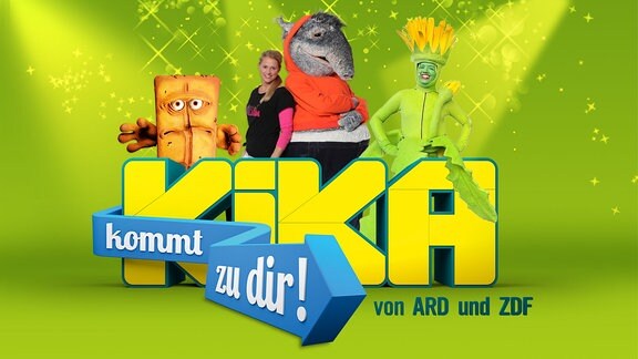 Drei Figuren und eine Moderatorin aus dem Kinderkanal stehen hinter dem Schriftzug "KiKa kommt zu dir!"