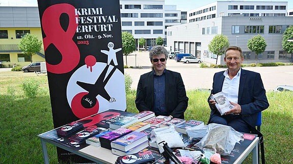 Buchhändler Peter Peterknecht neben Polizeipräsident Jens Kehr vor dem LKA.