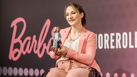 Kristina Vogel mit ihrer Barbie-Ausgabe