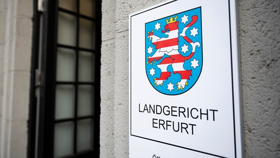 Ein Schild mit der Aufschrift âLandgericht Erfurtâ am Eingang zum Gebäude. Darin findet das Verfahren gegen den mutmaÃlichen Brandstifter von Apolda statt. Der Bulgare soll Ende August vergangenen Jahres mit zwei gefüllten Benzinkanistern ein Mehrfamilienhaus in Apolda in Brand gesetzt haben. Dabei starben vier Menschen. Das Gericht entscheidet über seine Unterbringung in die Psychiatrie. Die Staatsanwaltschaft hatte ein sogenanntes Sicherungsverfahren beantragt, weil sie den Mann für schuldunfähig hält.