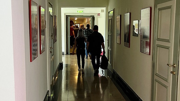 Männer und Frauen gehen durch einen Flur im Thüringer Landtag.