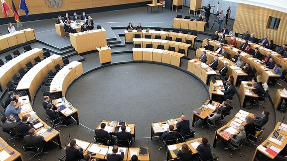 Das Plenum des Thüringer Landtages zur konstituierenden Sitzung von oben.