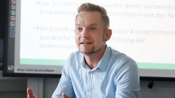 Tim Reukauf, Sprecher vom Jungen Thüringer Lehrerverband spricht auf einer Pressekonferenz des Thüringer Lehrerverbands zum Auftakt des Schuljahres 2023/24. 