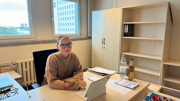 Linda Stark in einem neuen, noch leeren Büro