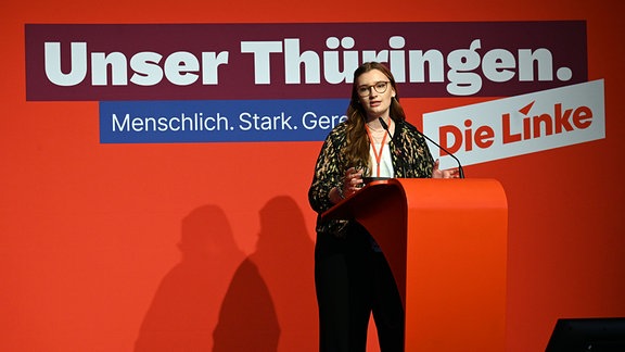 Linda Stark spricht euf einem Parteitag