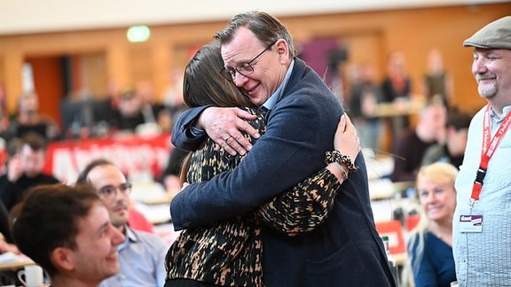 Linda Stark in herzlicher Umarmung mit Bodo Ramelow