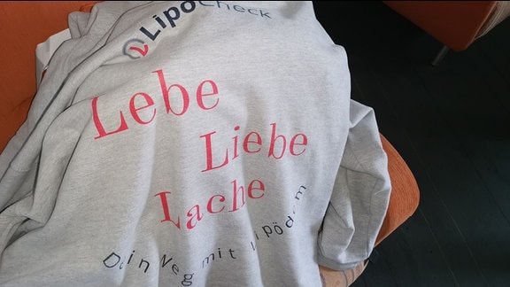 Ein Pulli auf dem u. a. "Lebe Liebe Lache" steht