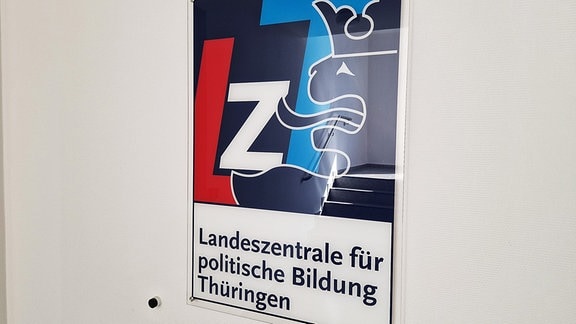 Schild mit Landeszentrale für politische Bildung in Thüringen