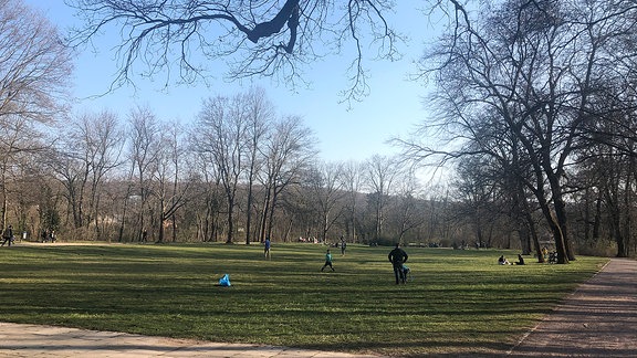 Menschen halten sich in einem Park auf.