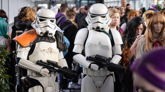 Comic- und Spielemesse MAG-C Besucher tragen auf der Comic- und Spielemesse MAG-C Manga, Anime, Games und Cosplay Stormtrooper- Kostüme von Star-Wars Figuren.