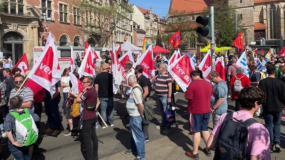 Menschen mit Fahnen bei einer Kundgebung am 1. Mai. Hunderte Teilnehmer bei der Mai-Kundgebung in Erfurt.