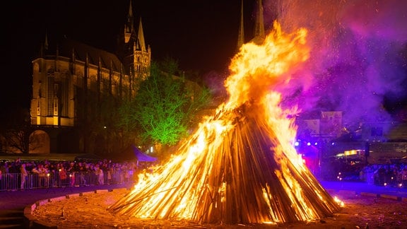 Das Walpurgisfeuer brennt waehrend der Walpurgisnacht auf dem Domplatz in Erfurt. 