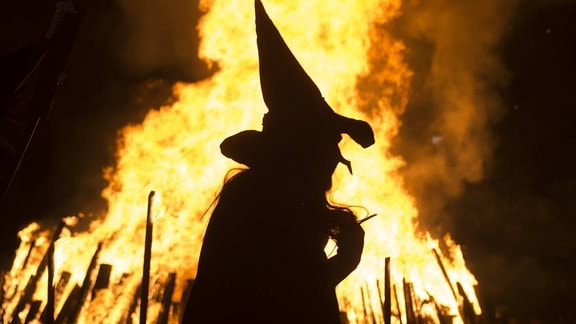Darsteller als Hexe verkleidet während der Walpurgisnacht auf dem Domplatz in Erfurt. 