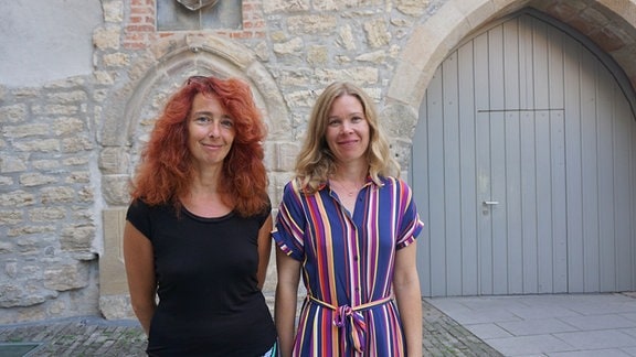 Maria Stürzebecher und Sarah Laubensein im Innenhof der Alten Synagoge