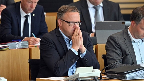 Mario Voigt sitzt neben seinen Kollegen im Thüringer Landtag.