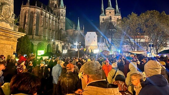 Eine Menschenmenge vor dem Erfuter Dom am Martinstag