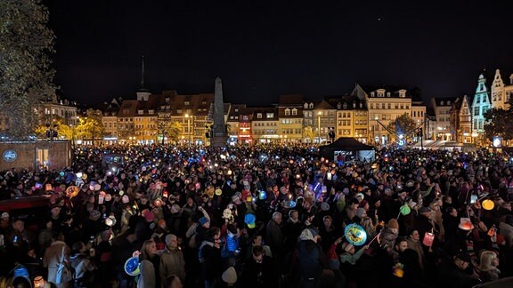 Menschenmenge mit Lampions vor dem Erfurter Dom