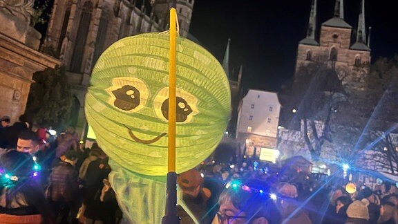 Lampion mit einem lachenden Gesicht vor dem Erfurter Dom (Bild bitte richtig herum drehen)