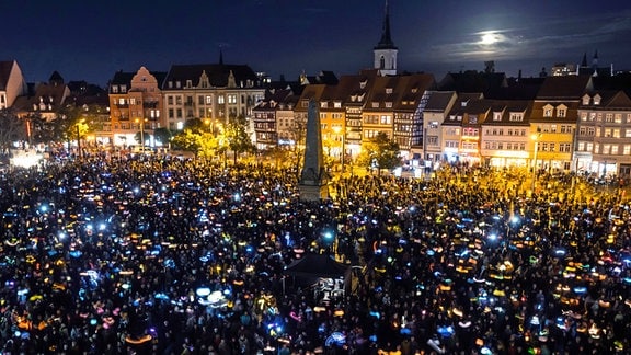 Tausende Menschen schwenken ihr Laternen zum Martinsfest in Erfurt.