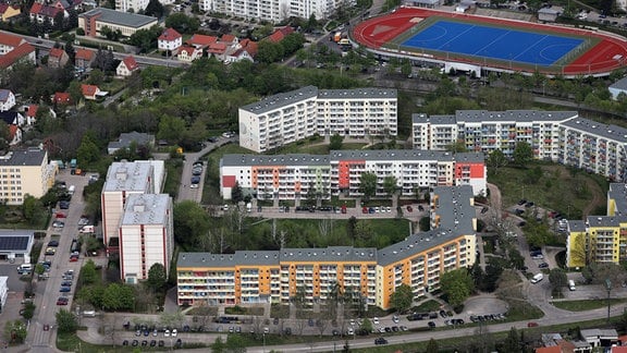 Das Wohngebiet Melchendorf mit Sportplatz auf dem Kaufland-Dach.