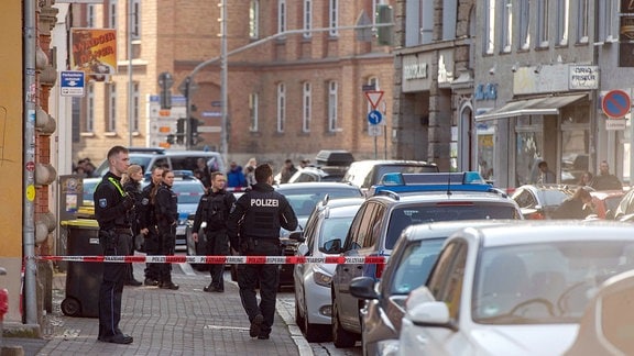 Polizisten stehen nach einer Messerstecherei in der Schmidtstedter Straße in Erfurt.