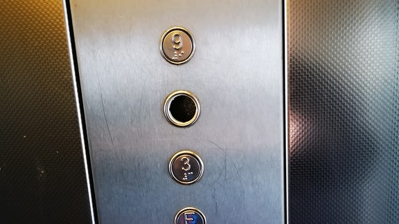 Defekte Bedientafel im Aufzug