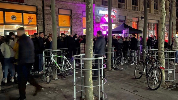 Menschenmenge vor dem Erfurter Musikpark.