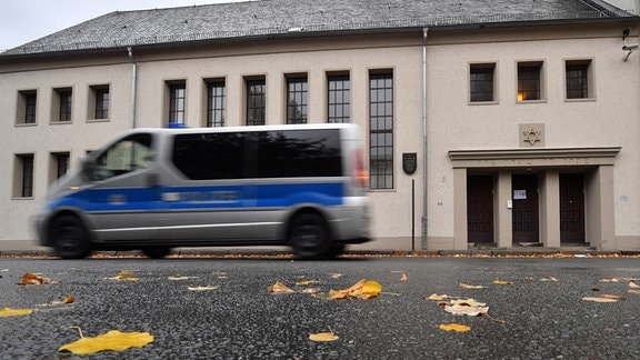Ein Polizeifahrzeug vor der Neuen Synagoge in Erfurt.