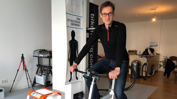 Sebastian Risse, sitzt auf einem Fahrrad, mit dem man Menschen vermessen kann. 