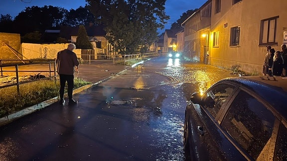 Überschwemmte Straße bei Nacht