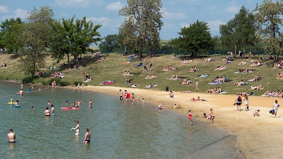 Zahlreiche Badegäste besuchen den Badesee Nordstrand in Erfurt.