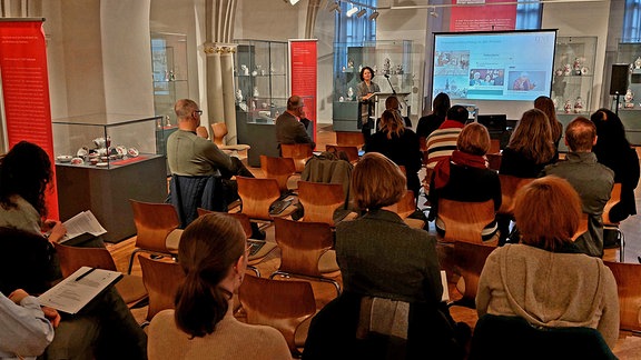 Menschen in einem Raum    Auftaktveranstaltung des Erstcheck-Projektes des Museumsverbandes Thüringen e. V. auf Schloss Heidecksburg in Rudolstadt.    