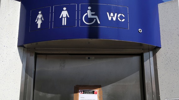Öffentliche Toilette auf dem Rathausparkplatz in Erfurt.