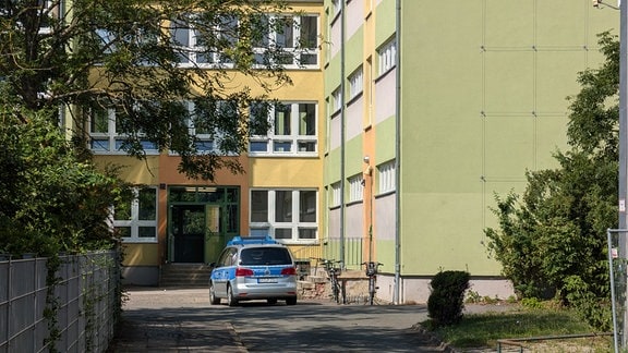 Ein Polizeiauto steht vor der Otto Lilienthal Schule in Erfurt