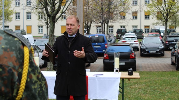 Pfarrer Johannes Richter (Militärseelsorger) bei der Arbeit in der Henne-Kaserne in Erfurt