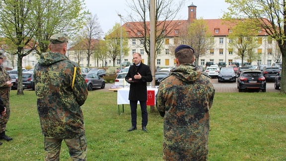 Pfarrer Johannes Richter (Militärseelsorger) bei der Arbeit in der Henne-Kaserne in Erfurt