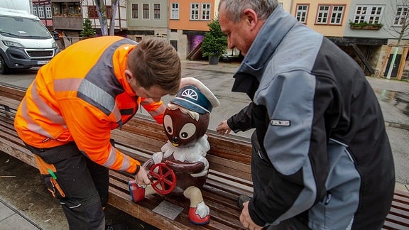 Installation der reparierten Pittiplatsch-Figur auf der Rathausbrücke in Erfurt