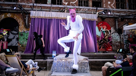 Eine Szene aus dem Musical "Cats of Erfurt" beim Phönix-Festival zeigt als Katzen verkleidete Schauspielerinnen. 