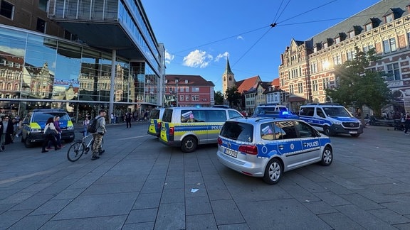 Die Polizei ist mit einem Großaufgebot auf dem Anger in Erfurt am Sonnabend im Einsatz gewesen.