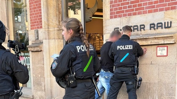 Die Polizei ist mit einem Großaufgebot auf dem Anger in Erfurt am Sonnabend im Einsatz gewesen.
