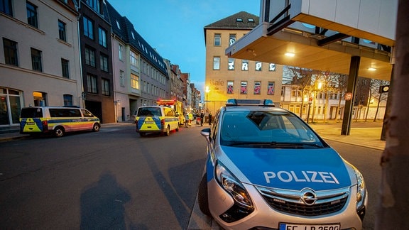 Einen größeren Polizeieinsatz gab es am Donnerstagabend in der Schmidtstedter Straße in Erfurt.