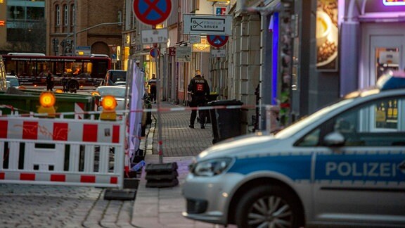 Einen größeren Polizeieinsatz gab es am Donnerstagabend in der Schmidtstedter Straße in Erfurt.