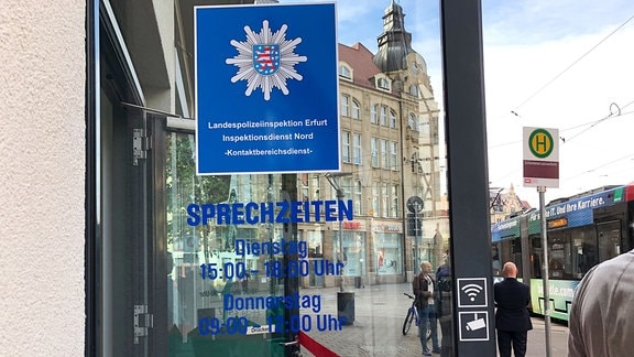 Die Sprechzeiten der Polizei stehen auf der Tür des Büros auf dem Erfurter Anger 