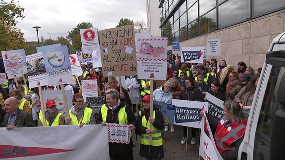 Demonstration von Beschäftigten der Gesundheitsberufe vor dem Erfurter Landtag