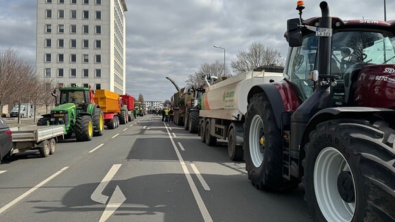 Traktoren vor dem Thüringer Landtag