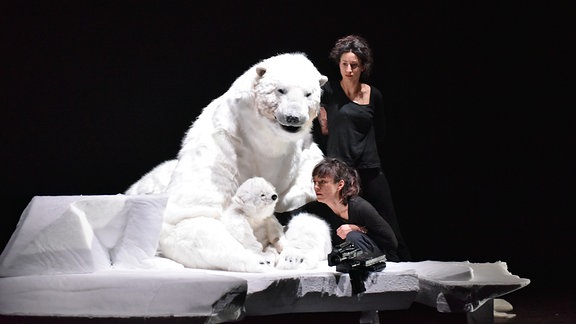 Ein großer und kleiner Eisbär werden von Puppentheaterspielerinnen gespielt